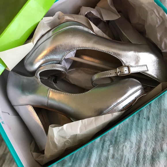 AYDEN Silver Metallic Block Heels With Strap & box - Picture 8 of 8
